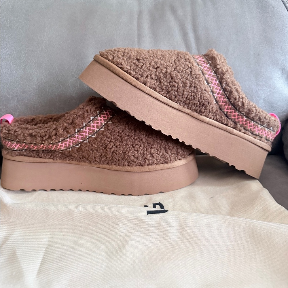 UGG Brown Faux-Sherpa Slip-On Slippers with Pink Trim - Picture 3 of 5